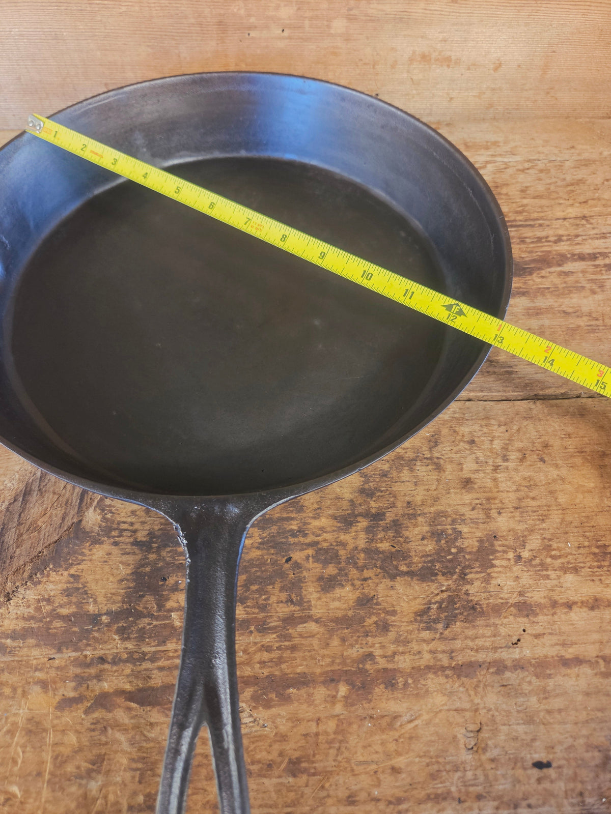 Huge Antique gate-marked unknown #12 skillet. Est 1880’s. Left single spout heat ring bottom w/ pointy handle - Skillet