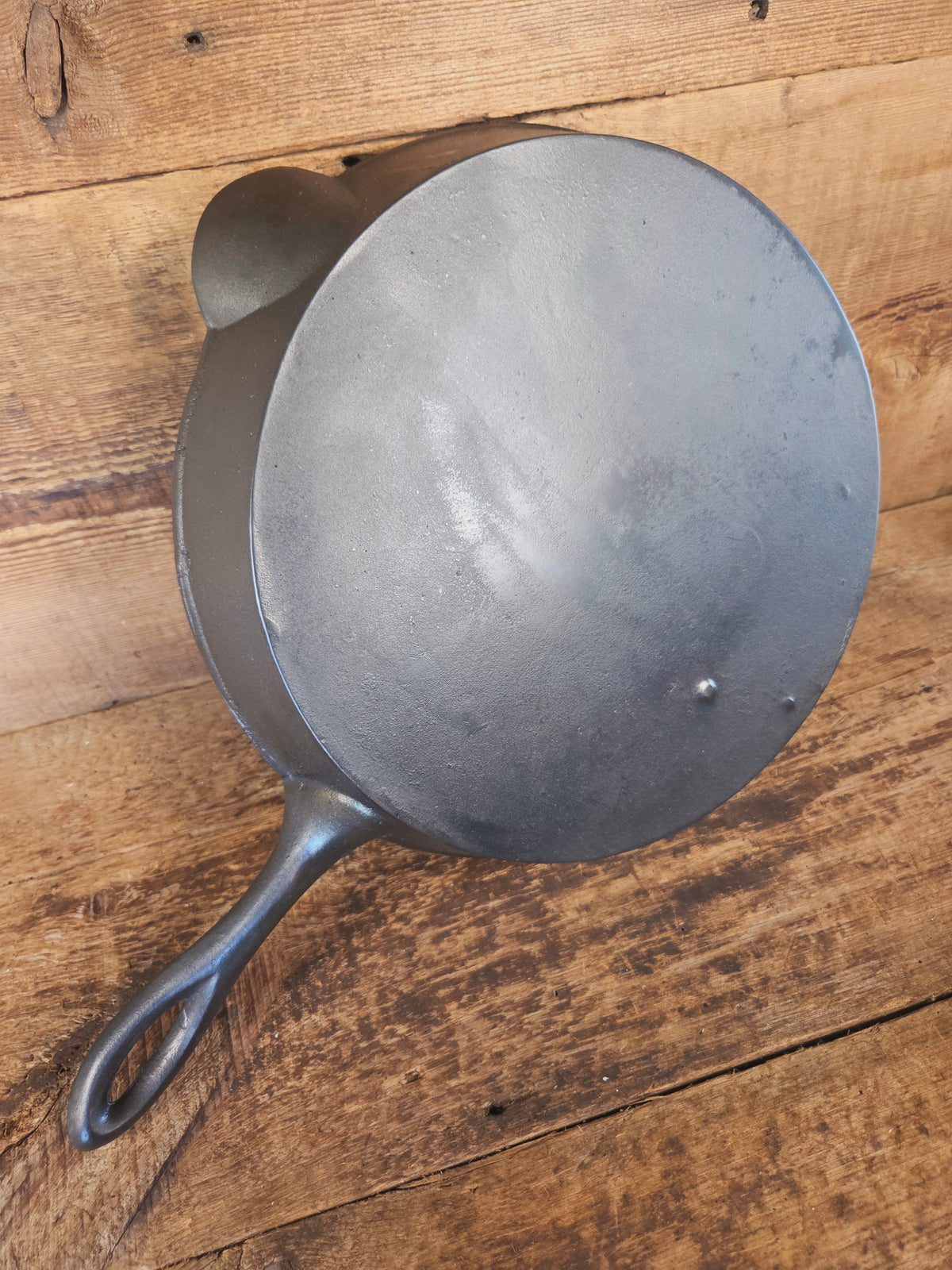 Stunner. Antique gate-marked unknown #10 skillet. Est 1880’s. RIGHT single spout heat ring bottom w/ pointy handle