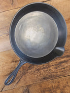 Stunner. Antique gate-marked unknown #10 skillet. Est 1880’s. RIGHT single spout heat ring bottom w/ pointy handle