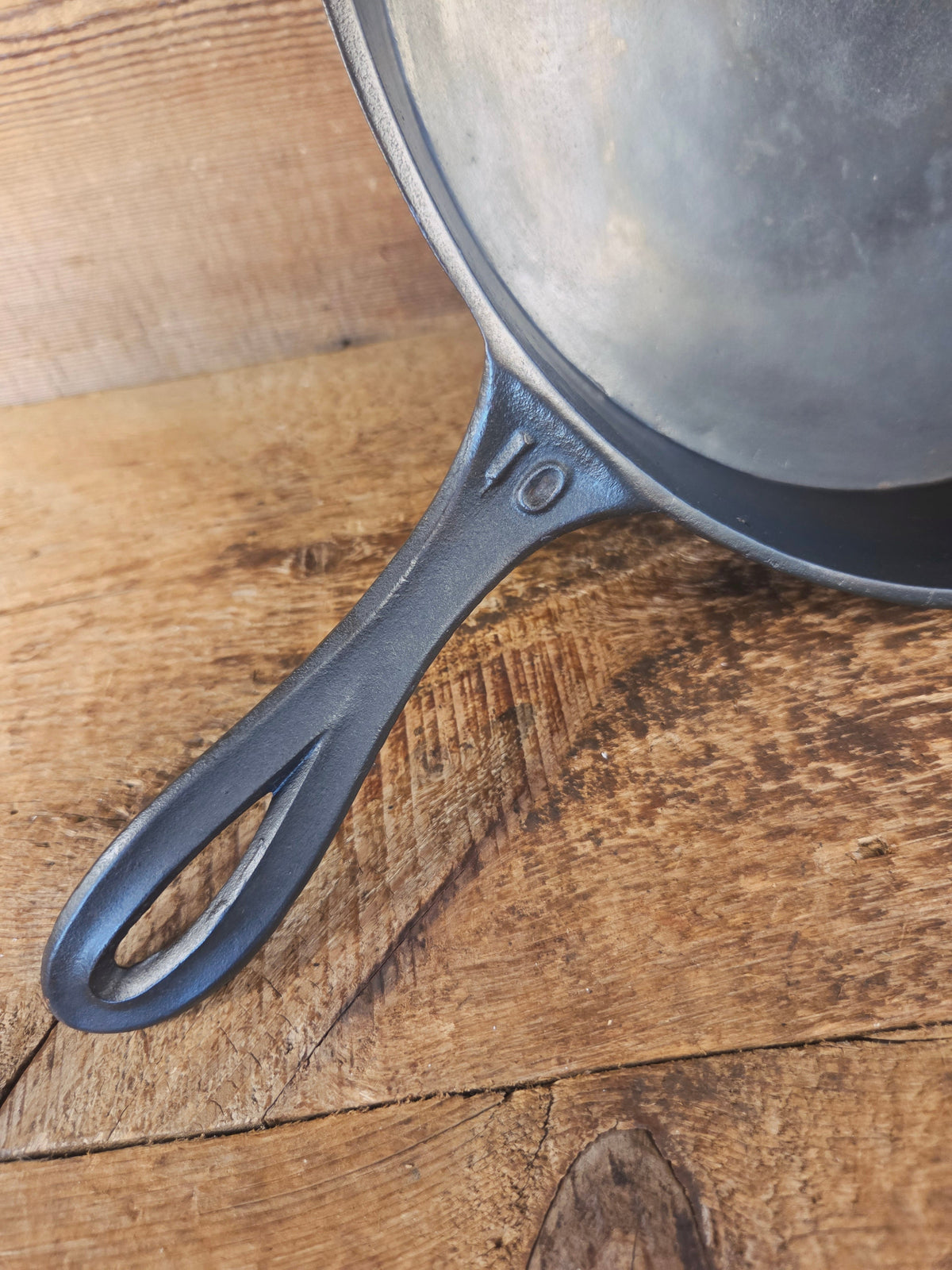 Stunner. Antique gate-marked unknown #10 skillet. Est 1880’s. RIGHT single spout heat ring bottom w/ pointy handle