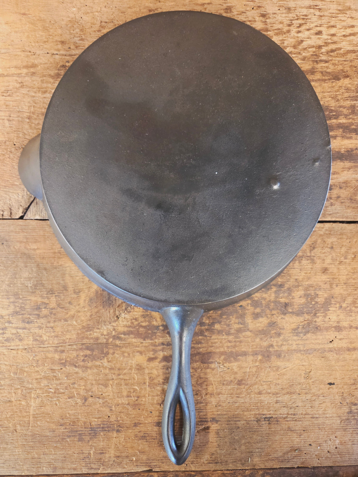 Stunner. Antique gate-marked unknown #10 skillet. Est 1880’s. RIGHT single spout heat ring bottom w/ pointy handle