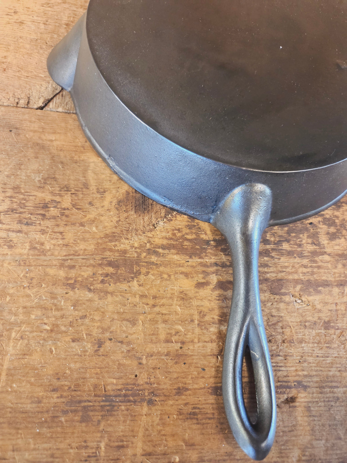 Stunner. Antique gate-marked unknown #10 skillet. Est 1880’s. RIGHT single spout heat ring bottom w/ pointy handle