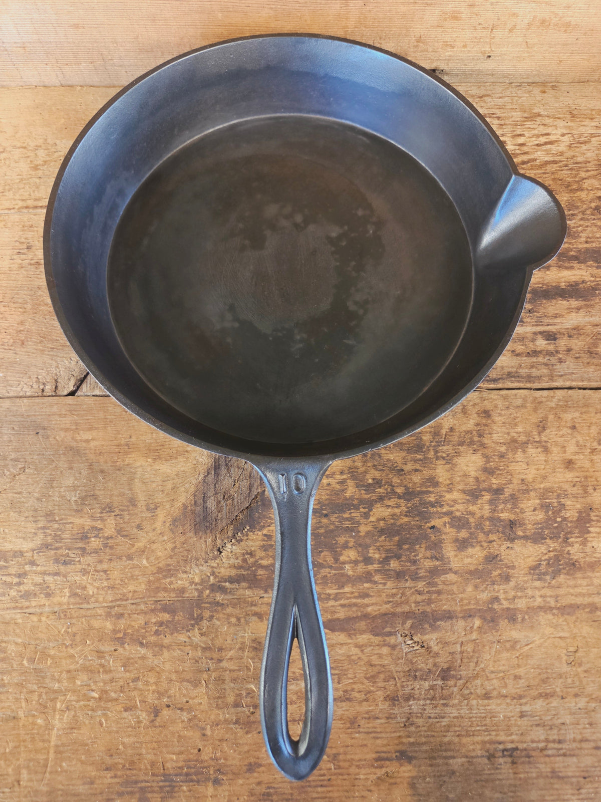 Stunner. Antique gate-marked unknown #10 skillet. Est 1880’s. RIGHT single spout heat ring bottom w/ pointy handle