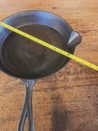 Stunner. Antique gate-marked unknown #10 skillet. Est 1880’s. RIGHT single spout heat ring bottom w/ pointy handle