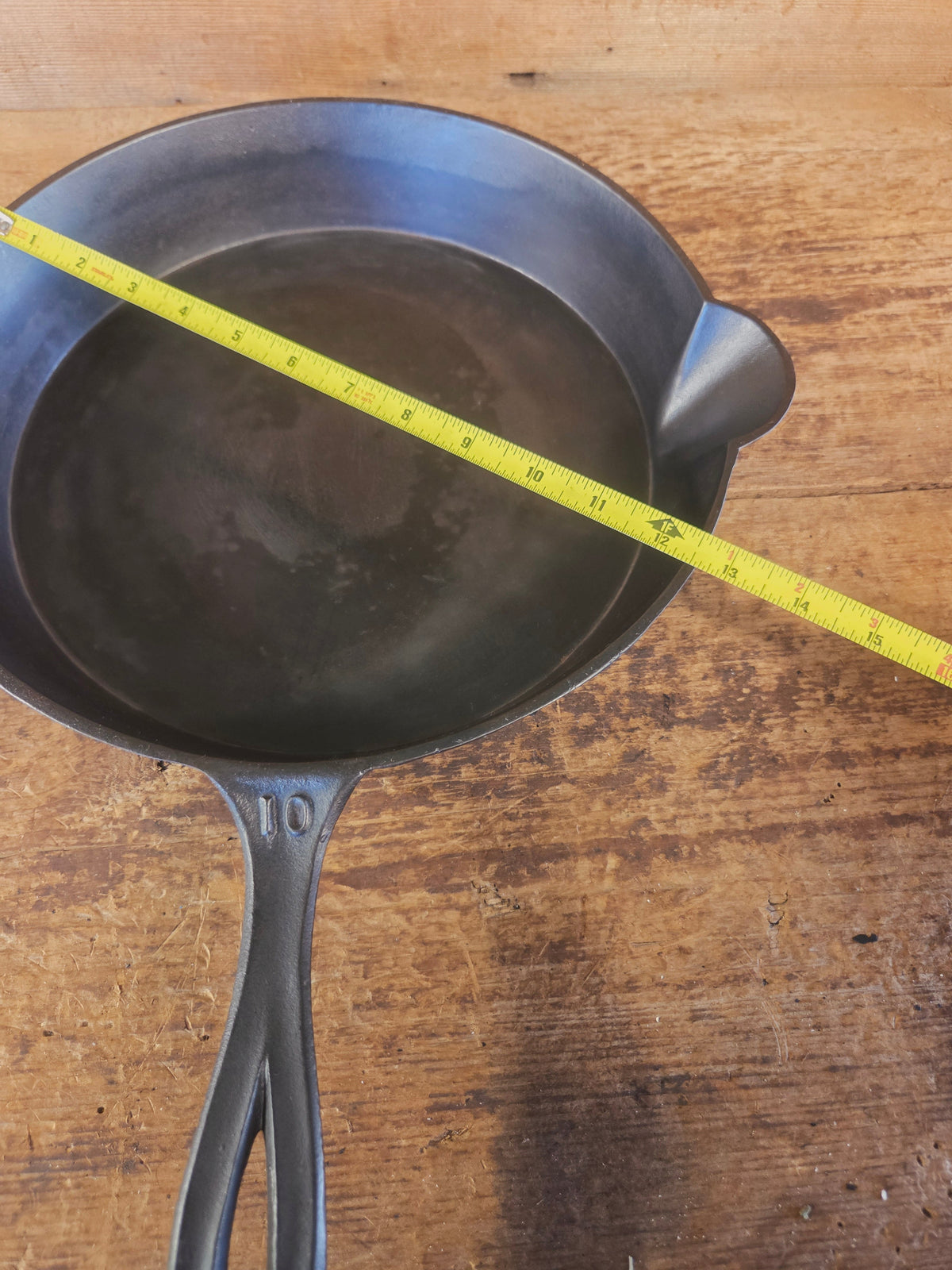 Stunner. Antique gate-marked unknown #10 skillet. Est 1880’s. RIGHT single spout heat ring bottom w/ pointy handle