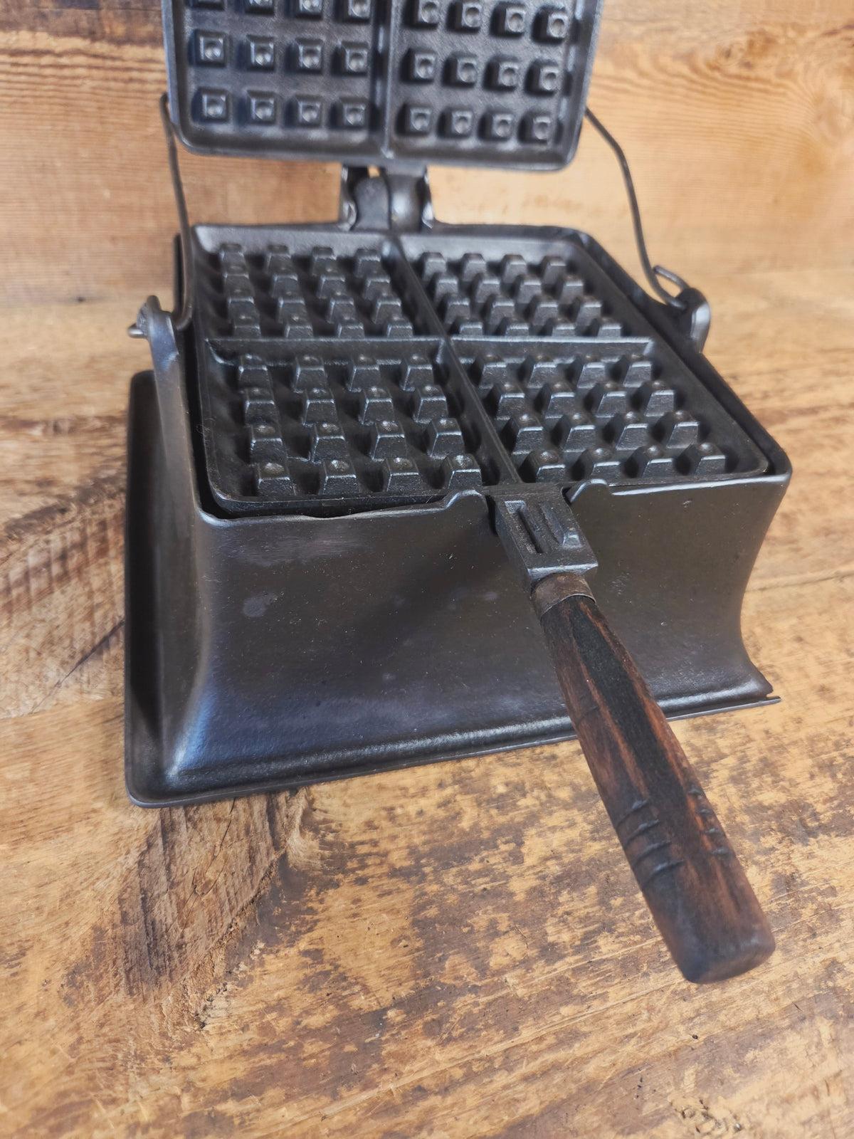 Priced to Sell 1900’s Early Wagner Mfg Co. Sidney O #8 Waffle Iron with Tall Base! - Waffle Iron