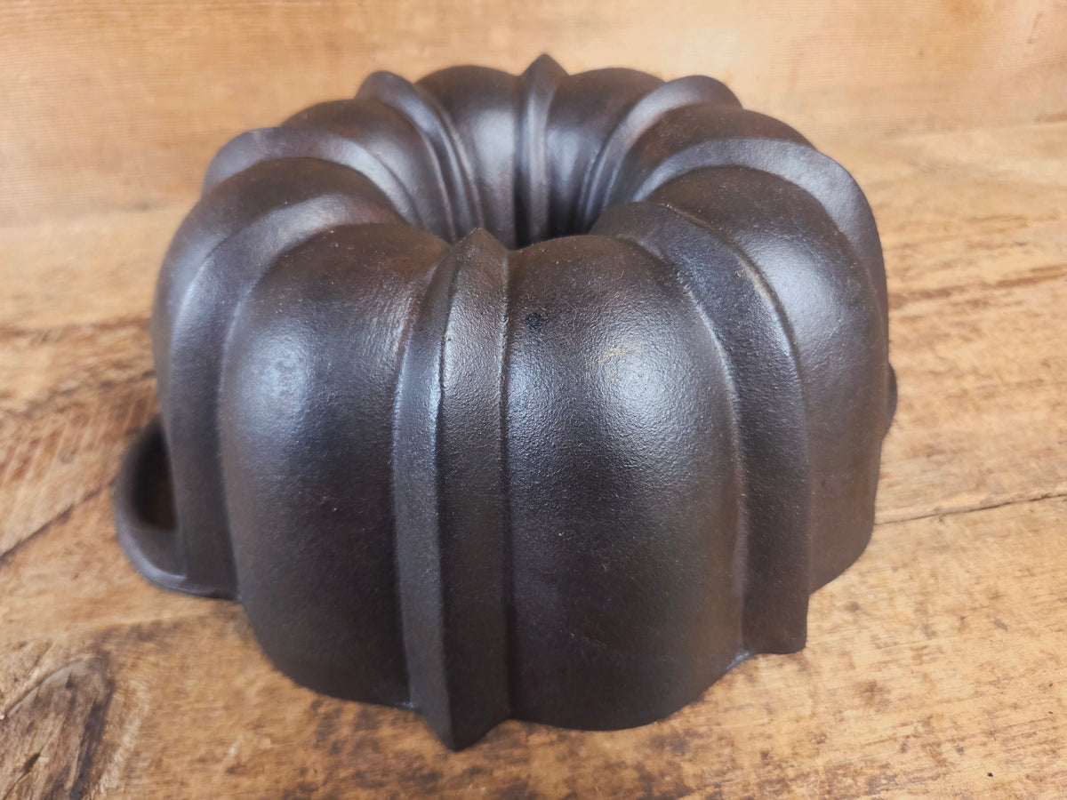 Mid 1900’s Lodge traditional style fluted cake pan - Bakeware