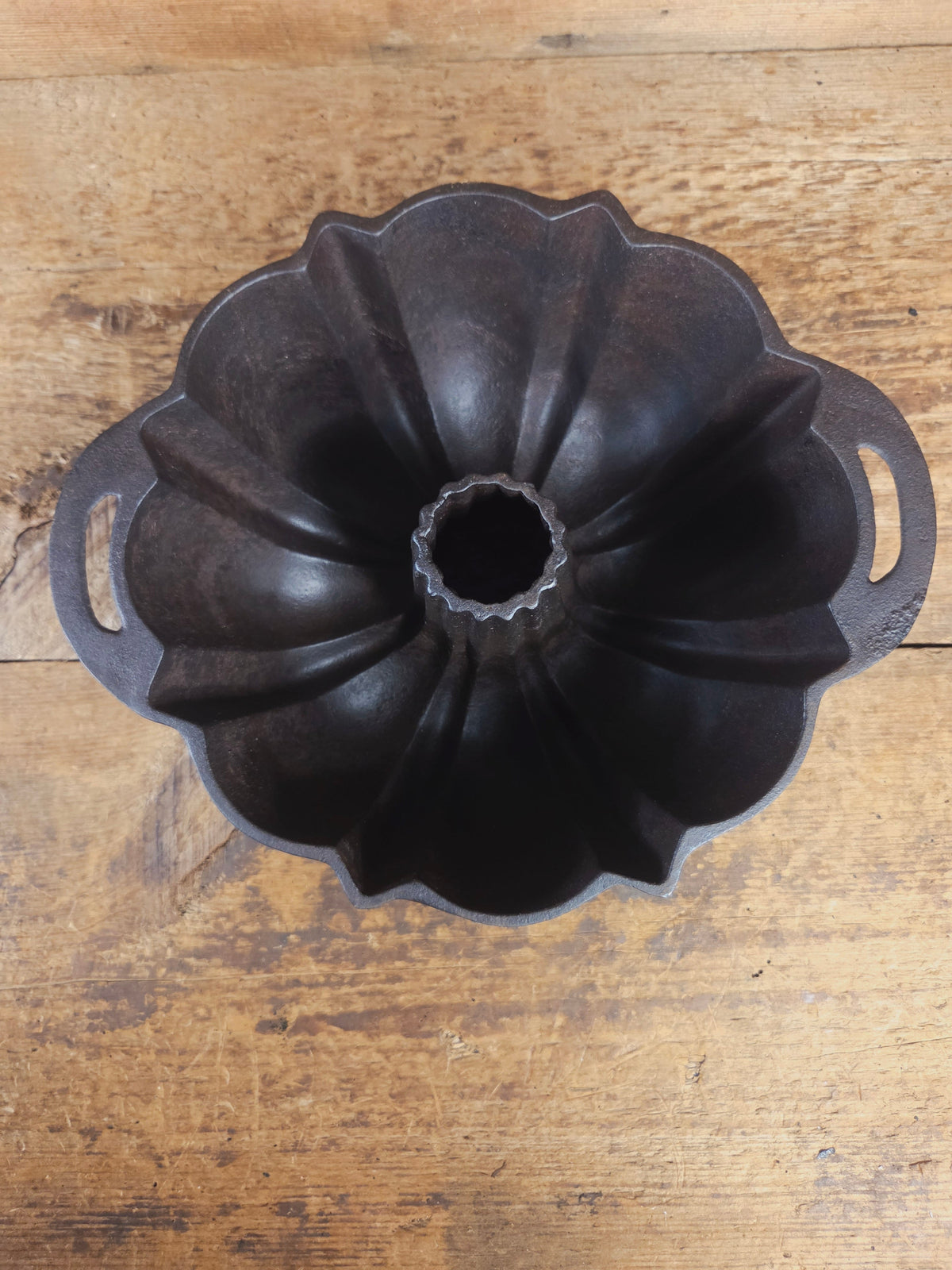 Mid 1900’s Lodge traditional style fluted cake pan - Bakeware