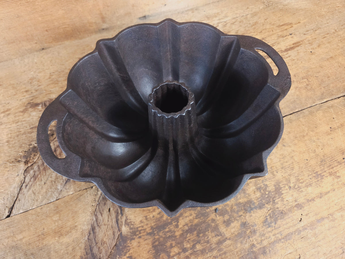 Mid 1900’s Lodge traditional style fluted cake pan - Bakeware