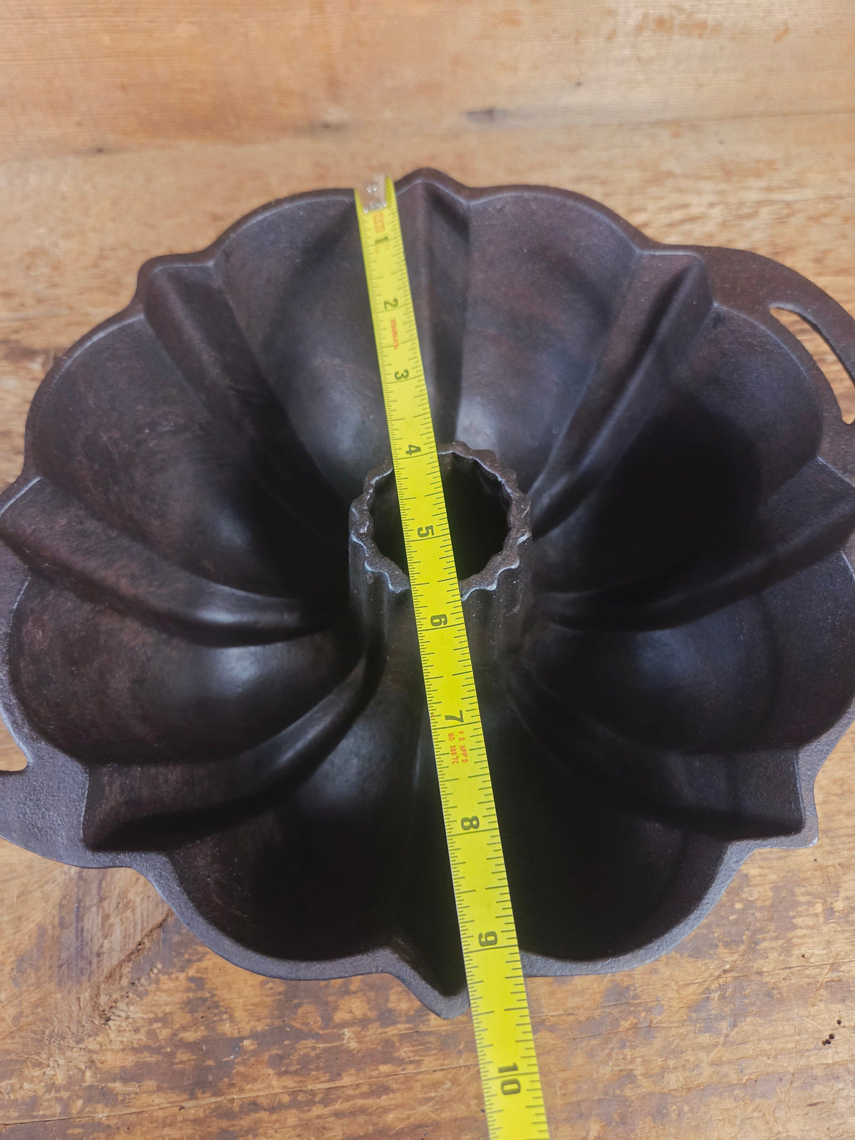 Mid 1900’s Lodge traditional style fluted cake pan - Bakeware