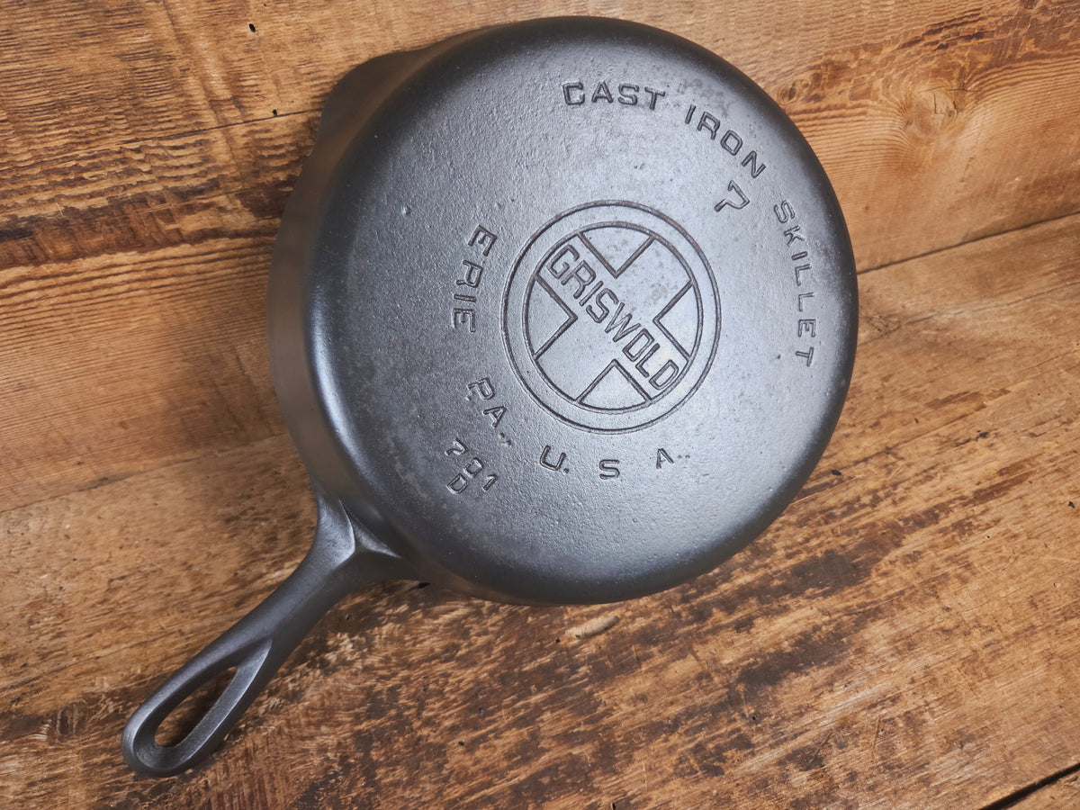 Griswold #7 Skillet with Large Block Logo and Smooth Bottom 701 D - Skillet