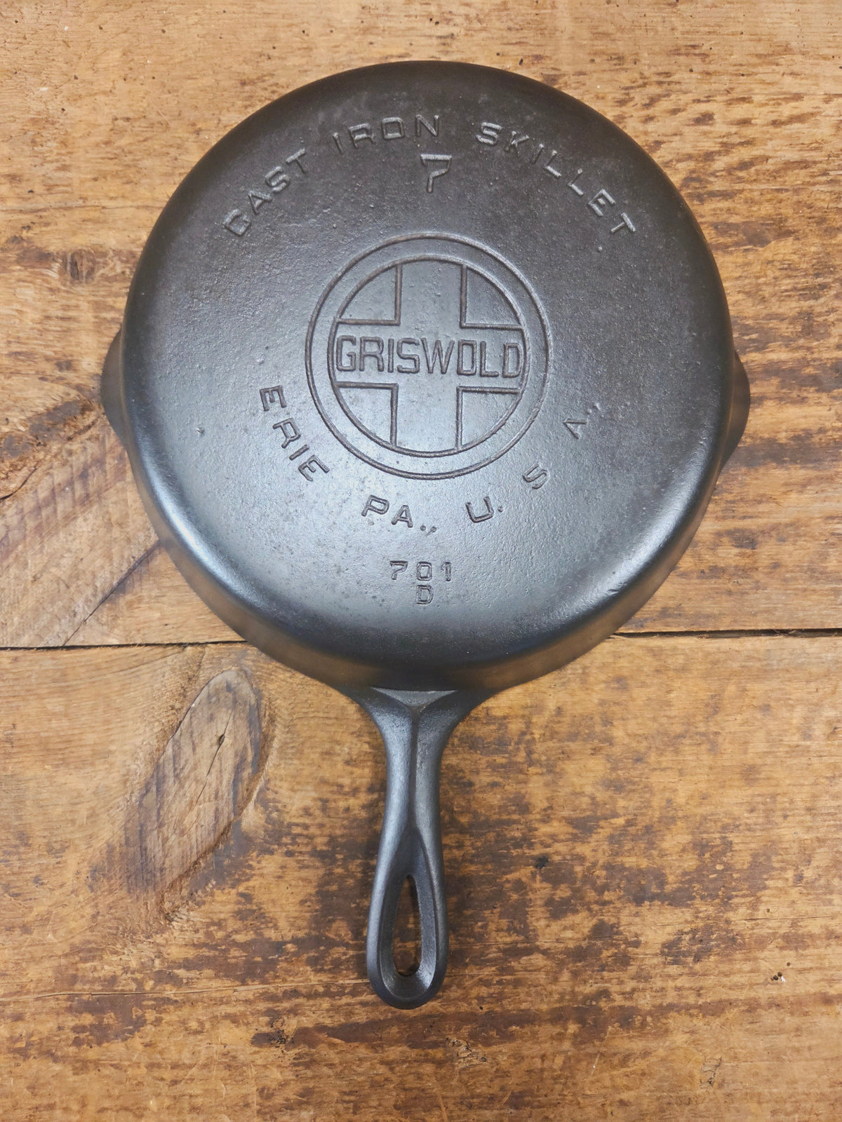 Griswold #7 Skillet with Large Block Logo and Smooth Bottom 701 D - Skillet