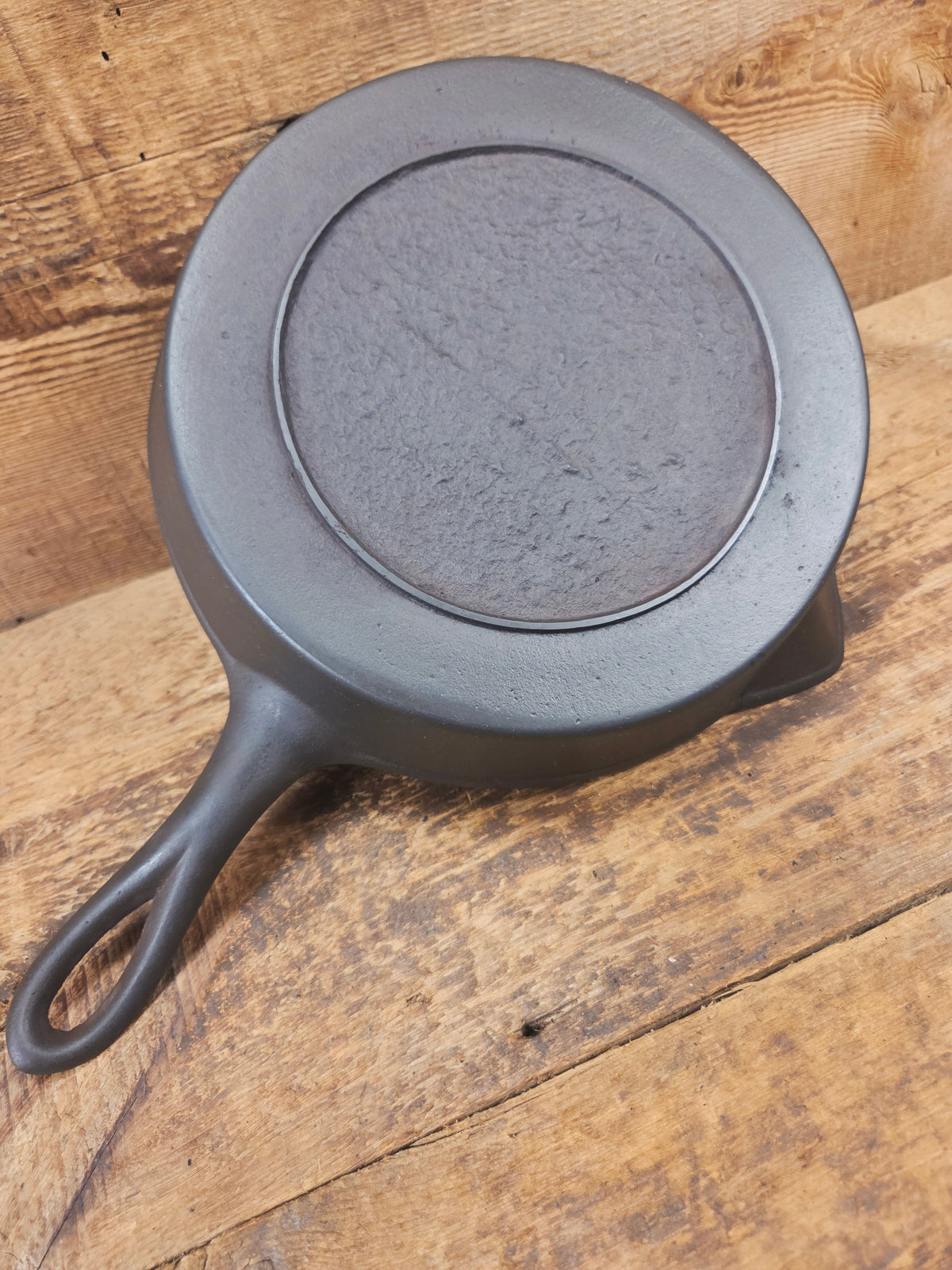 Beautiful Antique gate-marked unknown #9 skillet. Est 1880’s. Left single spout heat ring bottom w/ semi fancy handle