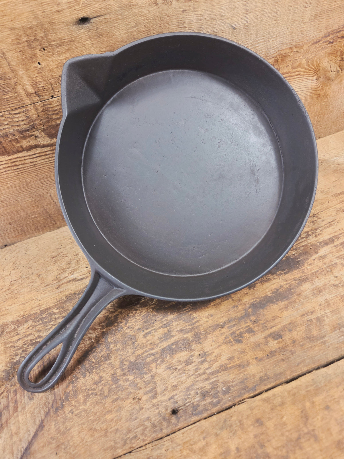 Beautiful Antique gate-marked unknown #9 skillet. Est 1880’s. Left single spout heat ring bottom w/ semi fancy handle