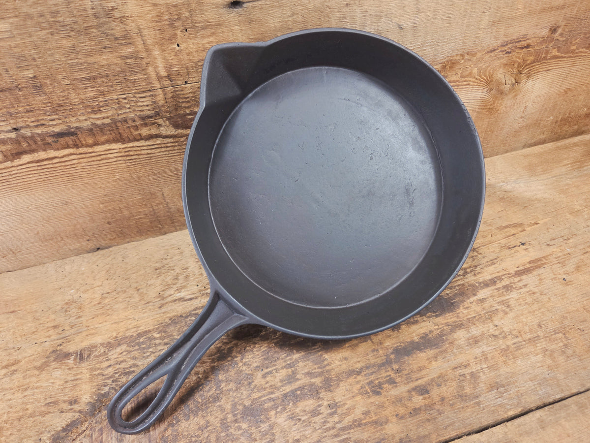 Beautiful Antique gate-marked unknown #9 skillet. Est 1880’s. Left single spout heat ring bottom w/ semi fancy handle