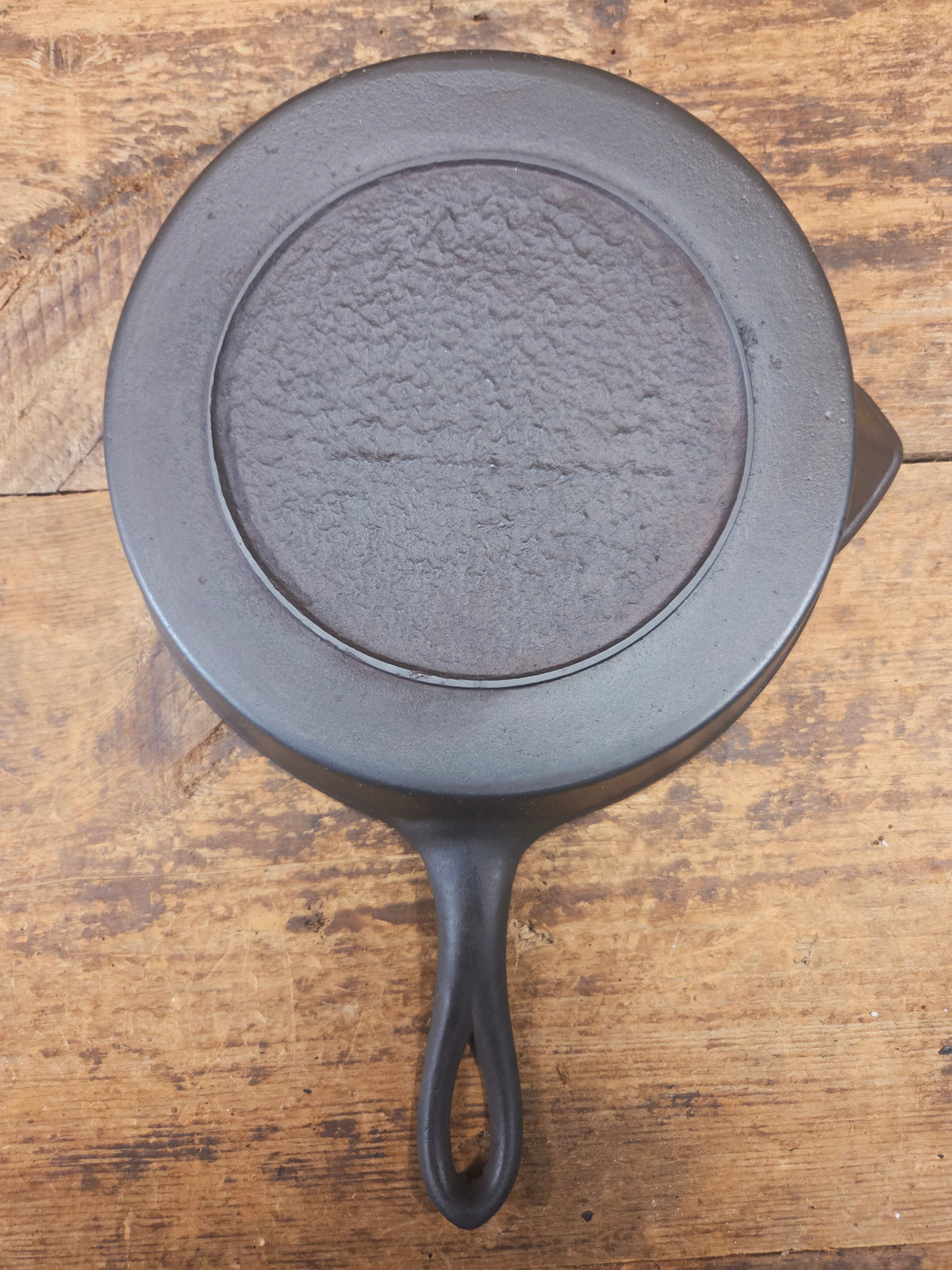 Beautiful Antique gate-marked unknown #9 skillet. Est 1880’s. Left single spout heat ring bottom w/ semi fancy handle