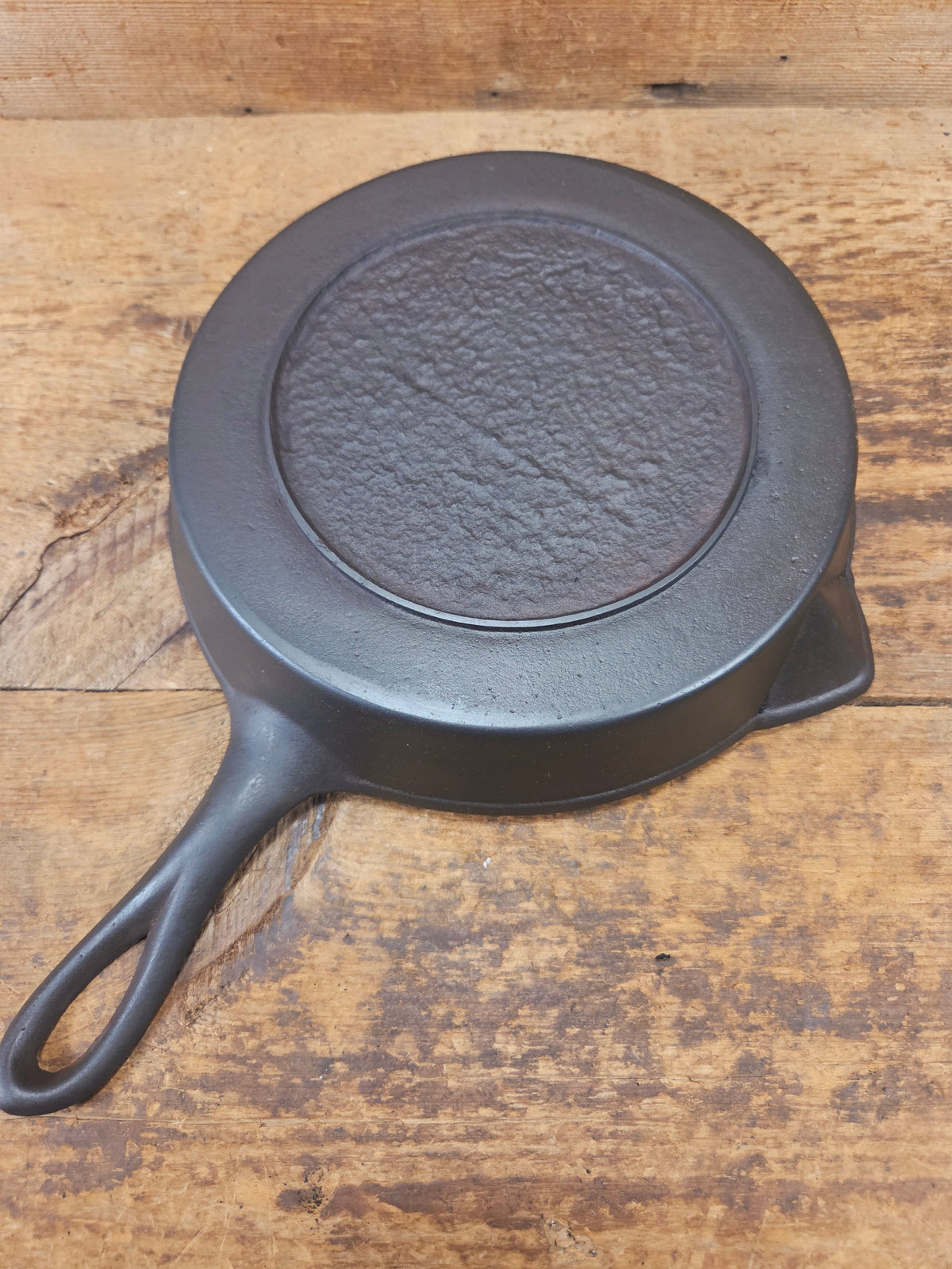 Beautiful Antique gate-marked unknown #9 skillet. Est 1880’s. Left single spout heat ring bottom w/ semi fancy handle