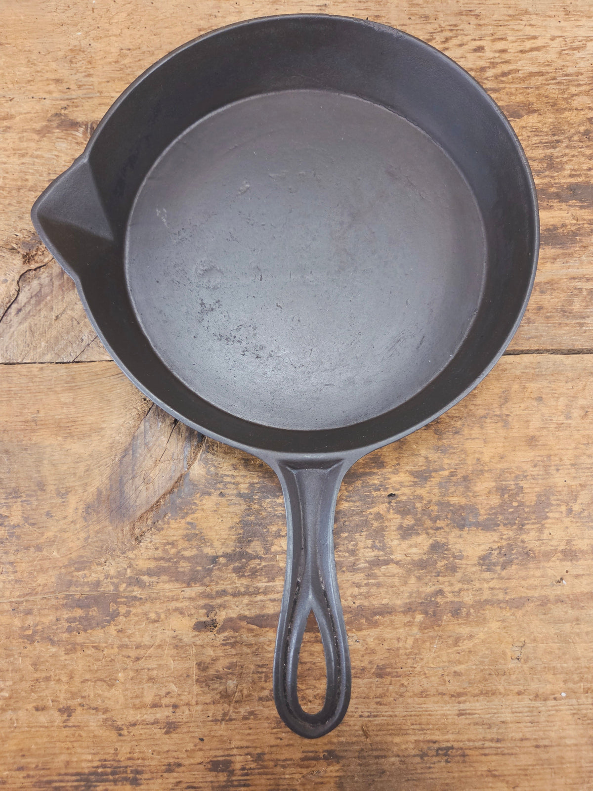 Beautiful Antique gate-marked unknown #9 skillet. Est 1880’s. Left single spout heat ring bottom w/ semi fancy handle