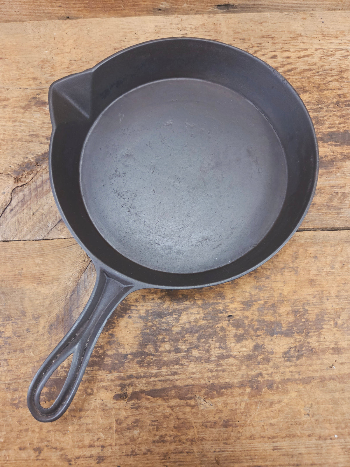 Beautiful Antique gate-marked unknown #9 skillet. Est 1880’s. Left single spout heat ring bottom w/ semi fancy handle