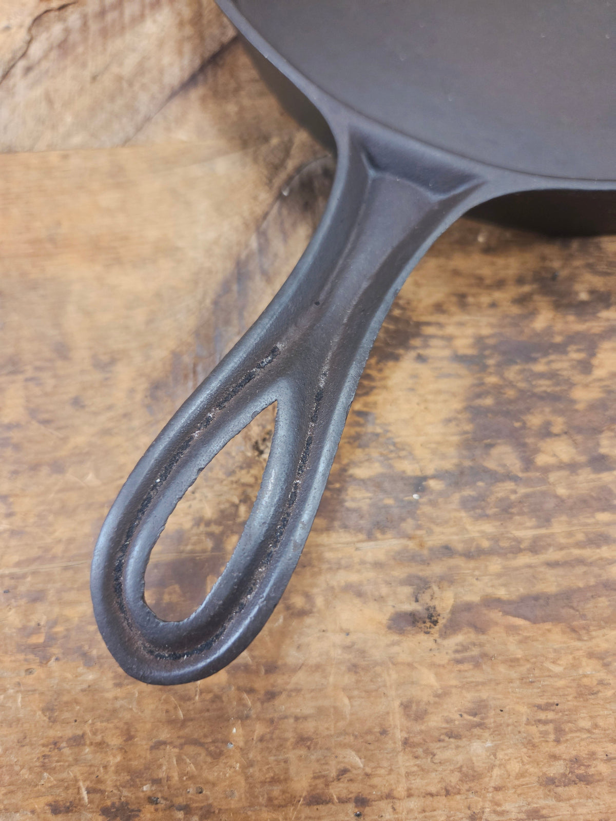 Beautiful Antique gate-marked unknown #9 skillet. Est 1880’s. Left single spout heat ring bottom w/ semi fancy handle