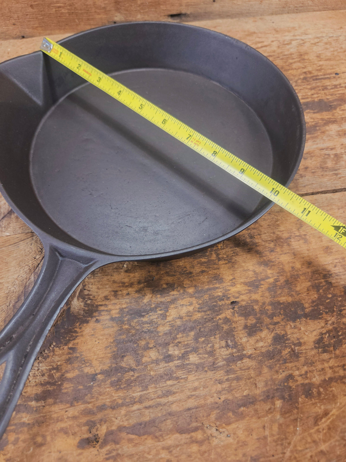 Beautiful Antique gate-marked unknown #9 skillet. Est 1880’s. Left single spout heat ring bottom w/ semi fancy handle