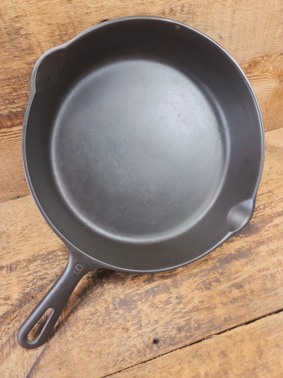 1950’s Wagner made Griswold #9 Skillet with Smooth Bottom. FANTASTIC daily cooker for gas or electric coil only. 11 1/4