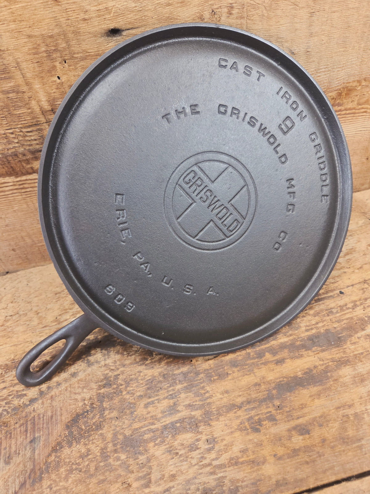 1930’s Griswold #9 Cast Iron Griddle Large Block logo ’Erie PA USA,’609’’. Awesome for pancakes and grilled cheese