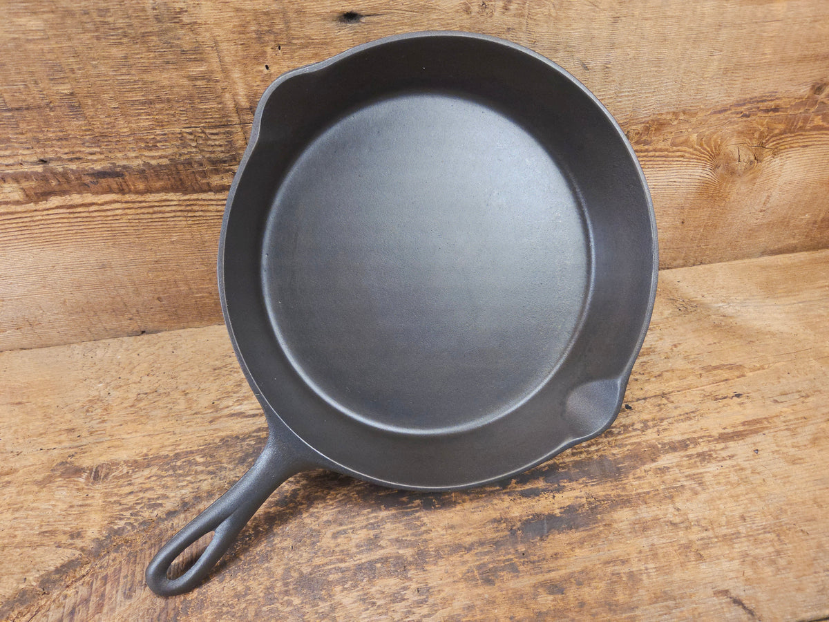 The Clara Bell Classic! 1940’s Era Three notch Lodge #8 cast iron skillet - Skillet