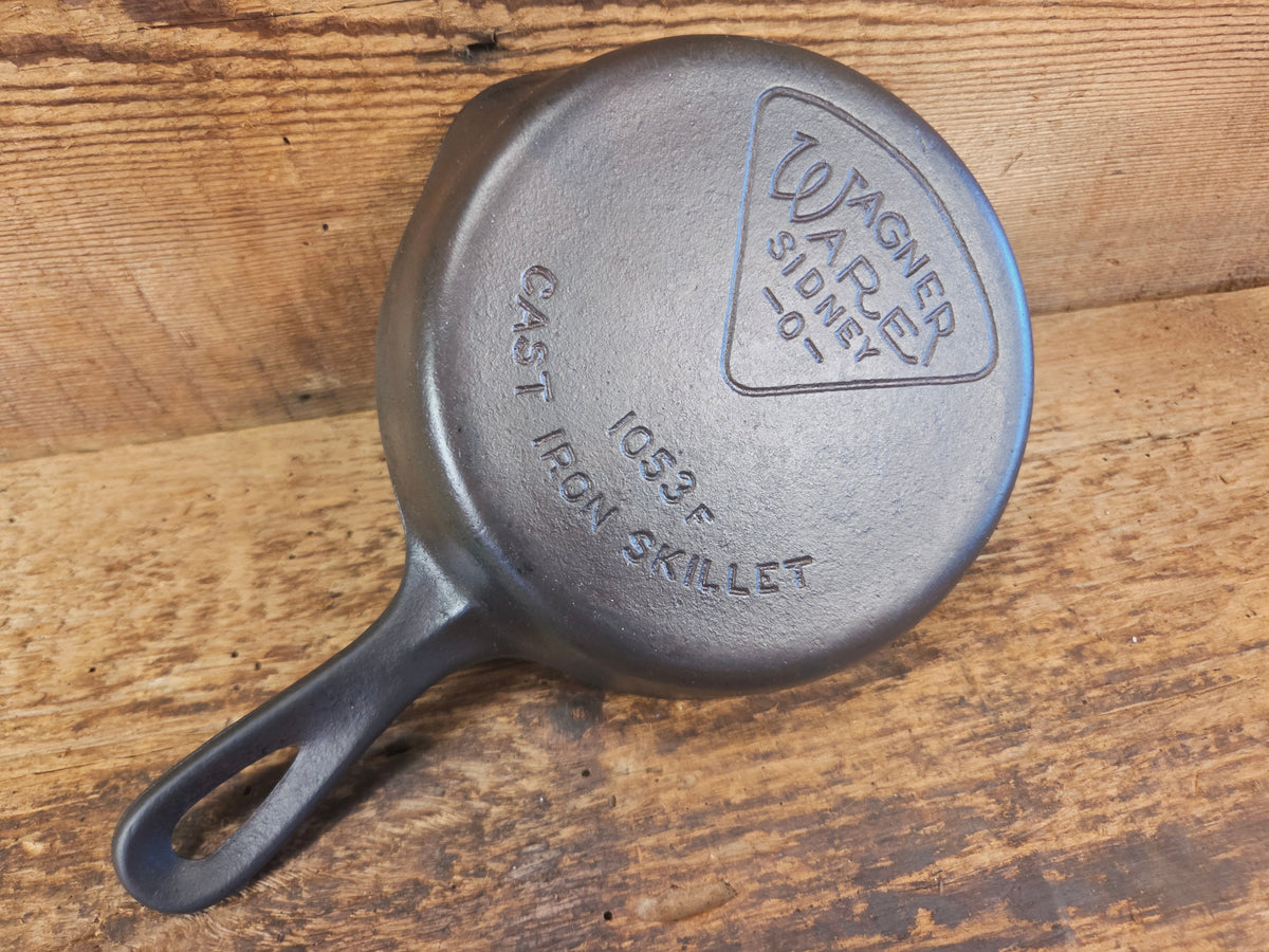 Wagner Sidney -O- #3 Skillet with ’Pie’ Logo and Smooth Bottom 1053 F - Skillet