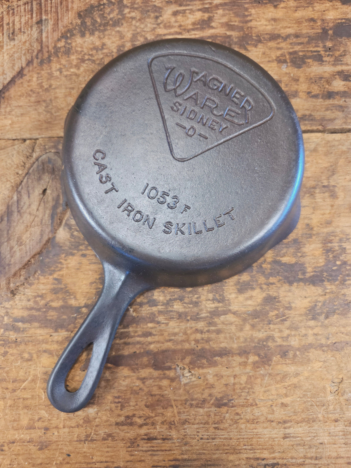 Wagner Sidney -O- #3 Skillet with ’Pie’ Logo and Smooth Bottom 1053 F - Skillet