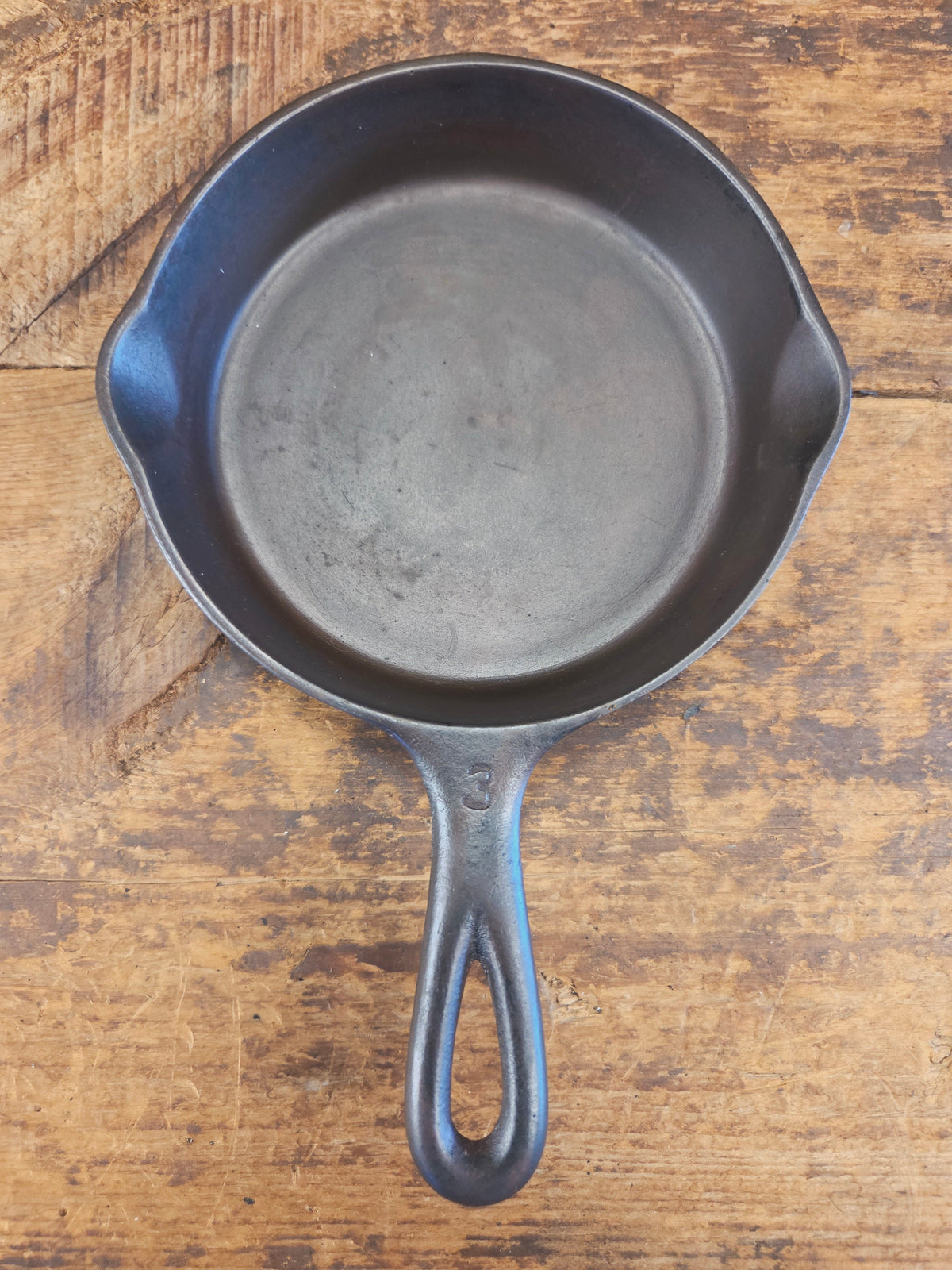 Wagner Sidney -O- #3 Skillet with ’Pie’ Logo and Smooth Bottom 1053 F - Skillet