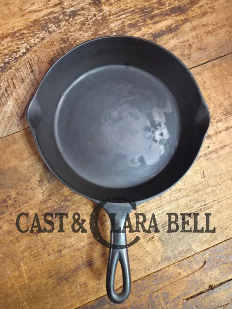 A beauty!! Early 1900’s Wapak straight logo #7. Cast Iron Skillet with Heat Ring Skillet