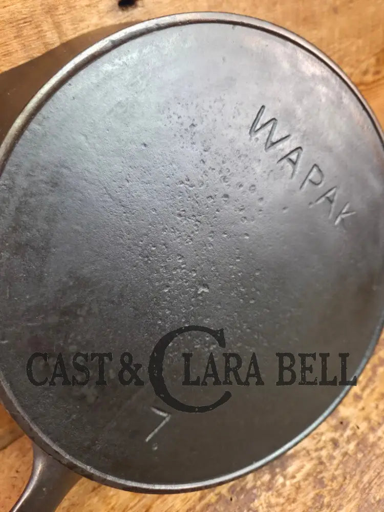 A beauty!! Early 1900’s Wapak straight logo #7. Cast Iron Skillet with Heat Ring Skillet