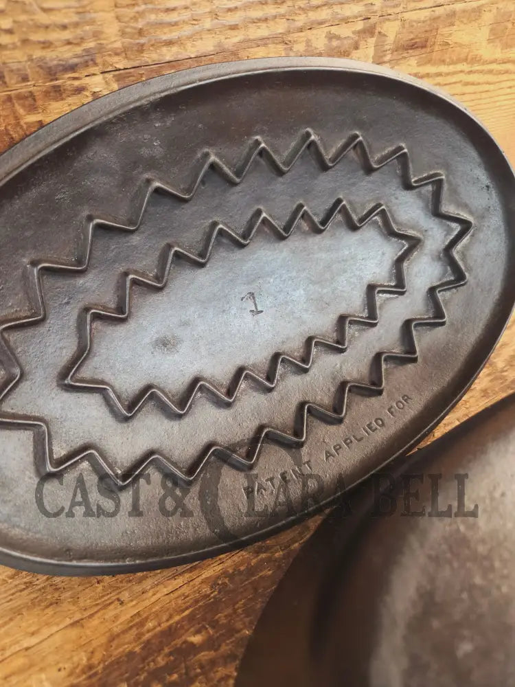 A bread maker’s dream. Very Hard to Find Wagner Stylized Logo Oval Roaster with Turtle Top sawtooth drip lid - Dutch