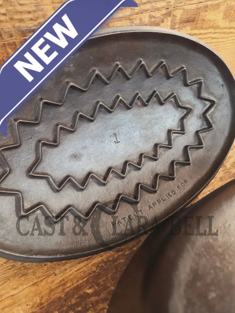 A bread maker’s dream. Very Hard to Find Wagner Stylized Logo Oval Roaster with Turtle Top sawtooth drip lid - Dutch
