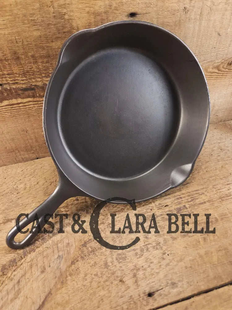 A favorite of ours! 1895-1910’s! Wagner Sidney #7 Cast Iron Skillet double Arc Logo and black iron Finish. ’A’ makers