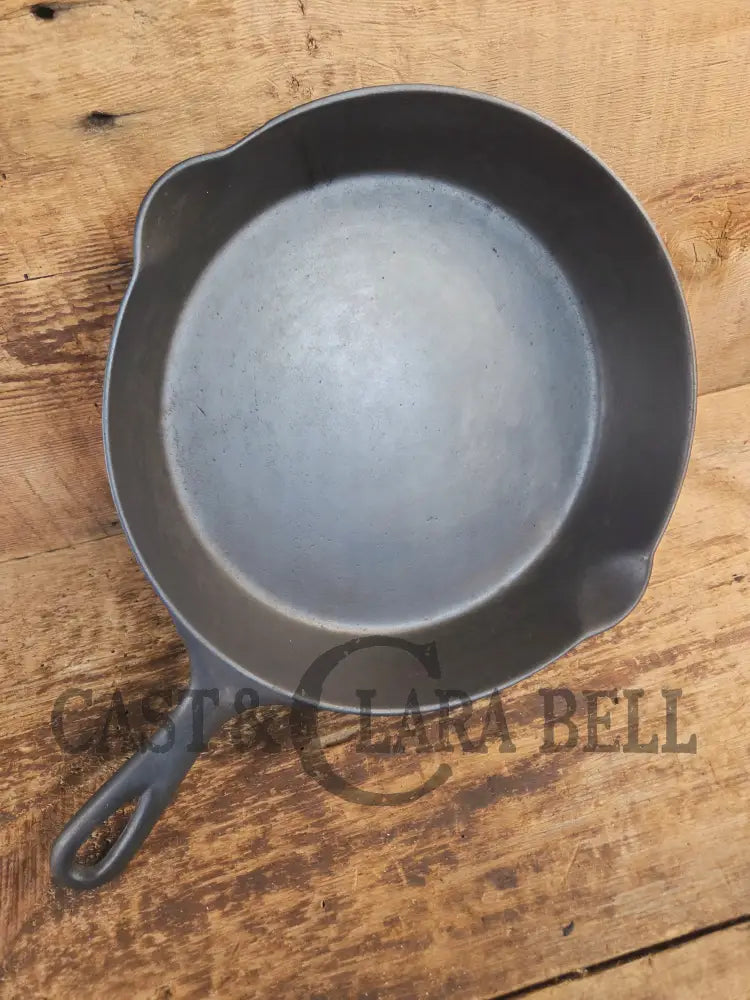 A favorite of ours! 1895-1910’s! Wagner Sidney #8 Cast Iron Skillet double Arc Logo and black iron Finish. Beautiful