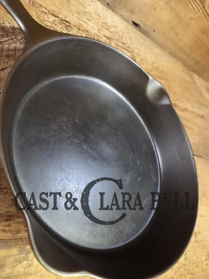 A favorite of ours! 1895 1910’s! Wagner Sidney #8 Cast Iron Skillet double Arc Logo and black iron Finish. Beautiful