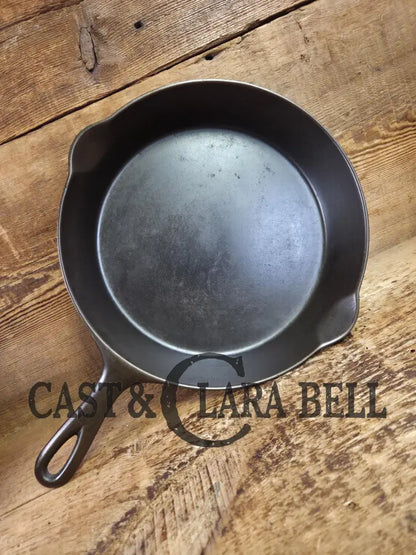 A favorite of ours! 1895 1910’s! Wagner Sidney #8 Cast Iron Skillet double Arc Logo and black iron Finish. Beautiful