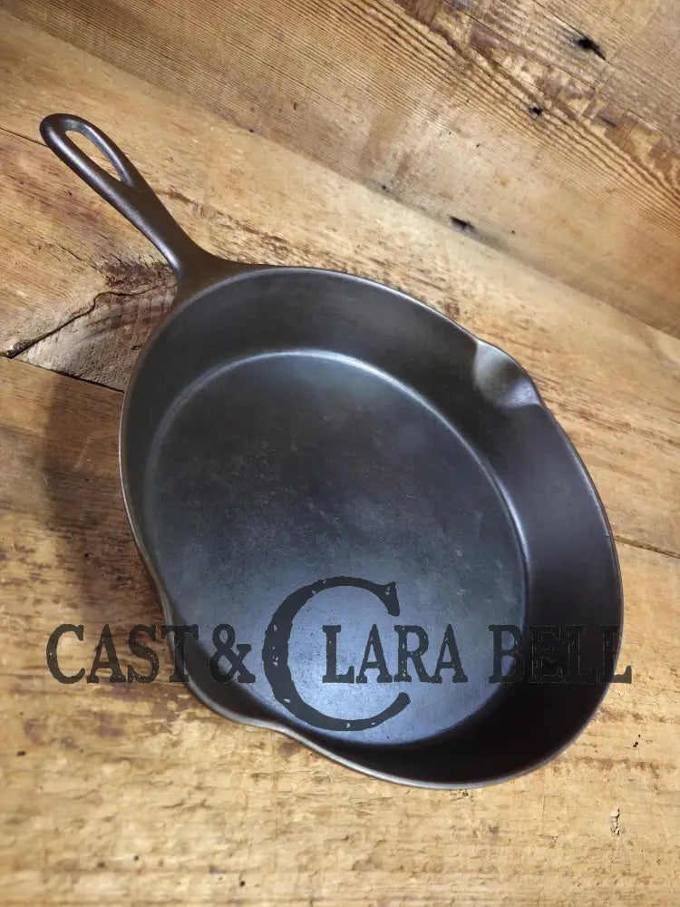 A favorite of ours! 1895 1910’s! Wagner Sidney #8 Cast Iron Skillet double Arc Logo and black iron Finish. Beautiful