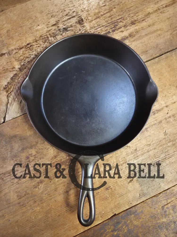 A favorite of ours! 1895 1910’s! Wagner Sidney #8 Cast Iron Skillet double Arc Logo and black iron Finish. Beautiful