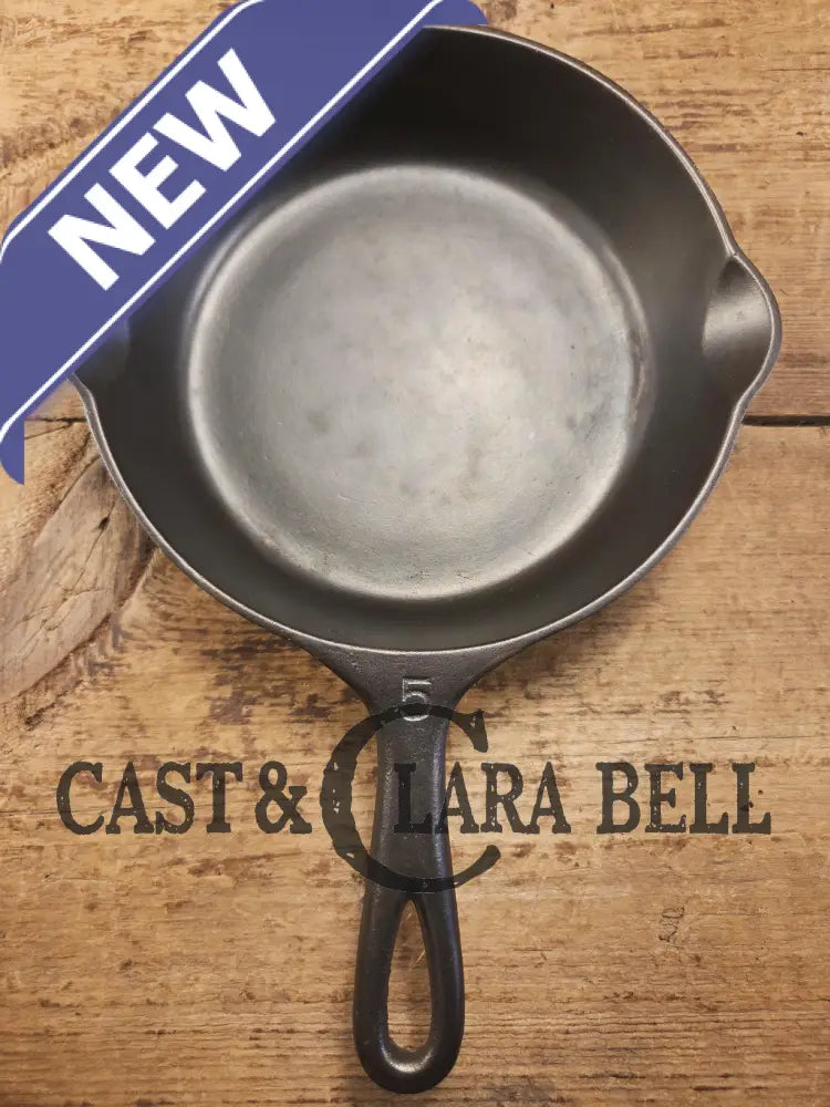 Absolute stunner. 1907-1912 Griswold ’Erie’ #5 Skillet with Slant Logo and Heat Ring 724. Ready to use. Skillet