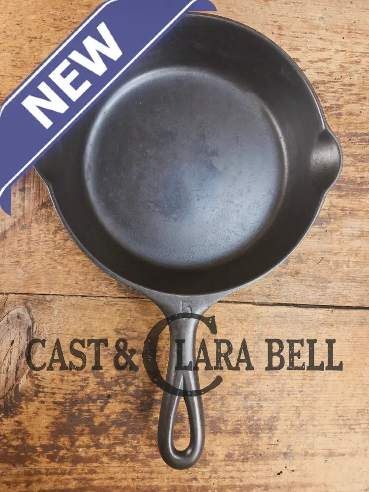 Absolute stunner. 1907-1912 Griswold ’Erie PA USA’ #5 Skillet with Slant Logo and Heat Ring 724 Skillet