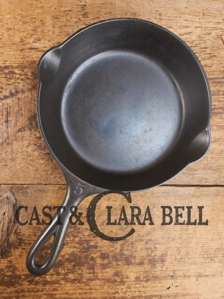 Absolute stunner. 1907-1912 Griswold ’Erie PA USA’ #5 Skillet with Slant Logo and Heat Ring 724 Skillet