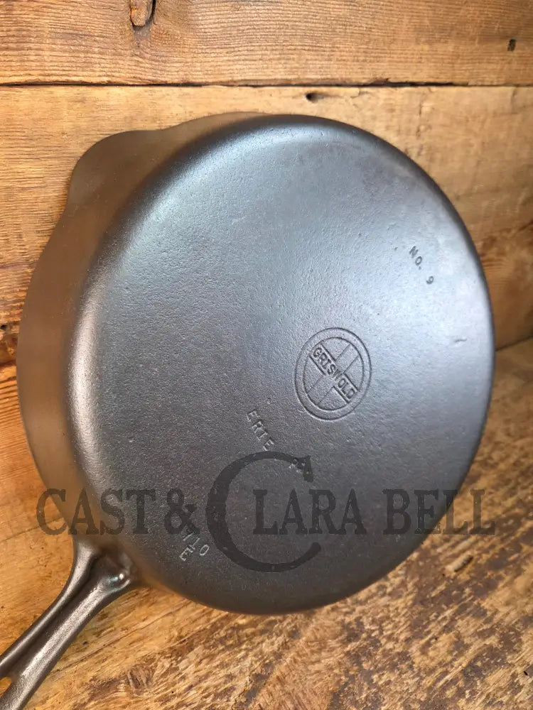 Absolutely Gorgeous. 1940’s #9 Griswold SBL (710 E) cast iron skillet. Unique Groove Handle - Skillet