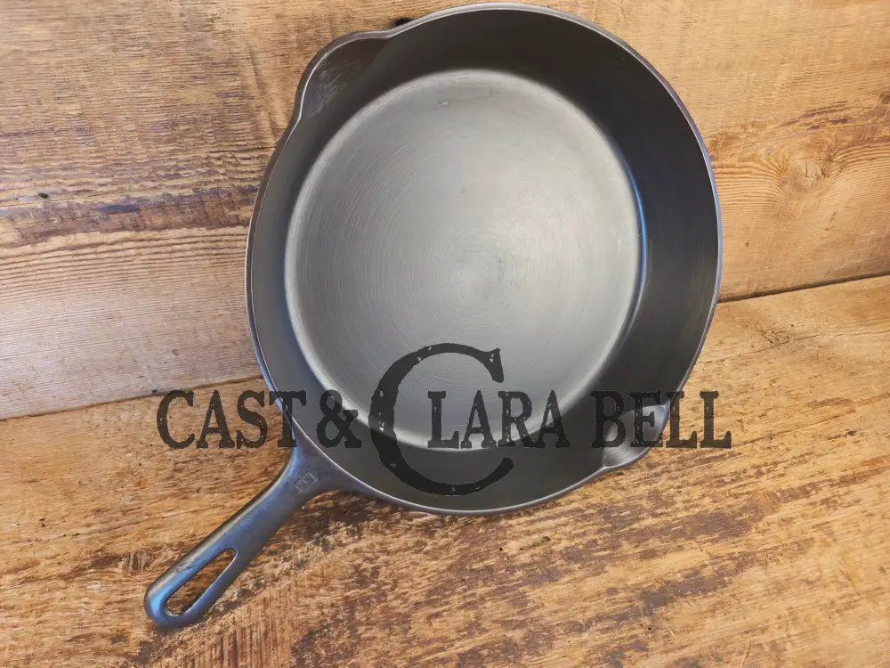 Almost mint! 1940’s Griswold No. 8 Cast Iron Skillet with Small Block Logo 704 F - Skillet