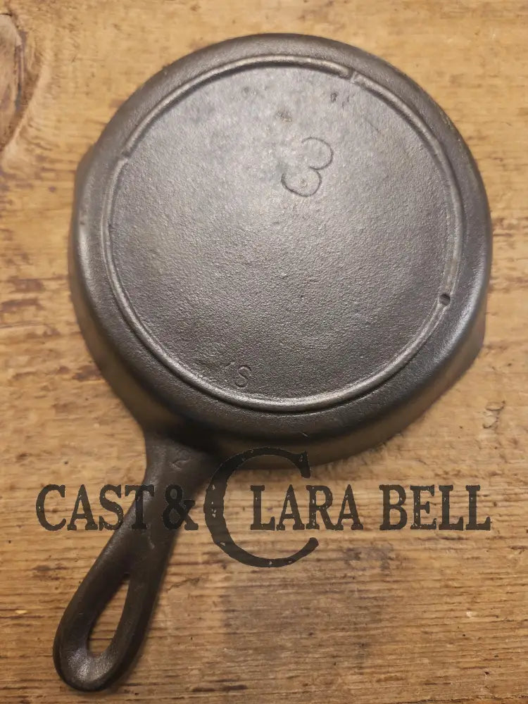 Almost perfect! 1930’s Era Lodge #5 Skillet with 3 Notch Heat Ring. #2 XS markings. SC24