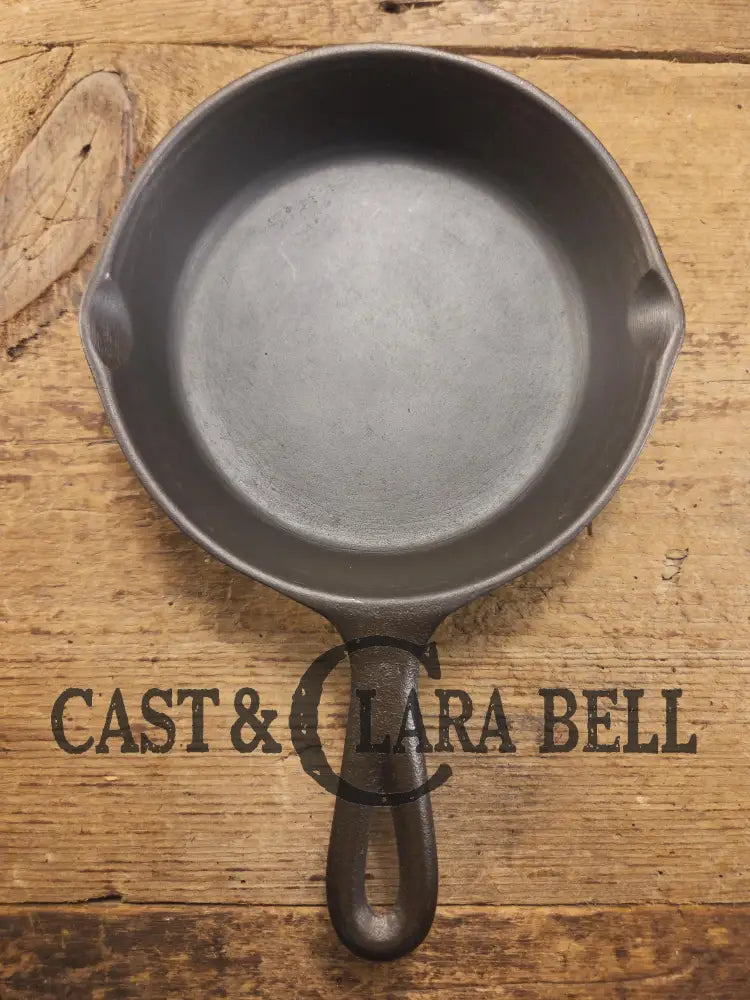Almost perfect! 1930’s Era Lodge #5 Skillet with 3 Notch Heat Ring. #2 XS markings. SC24