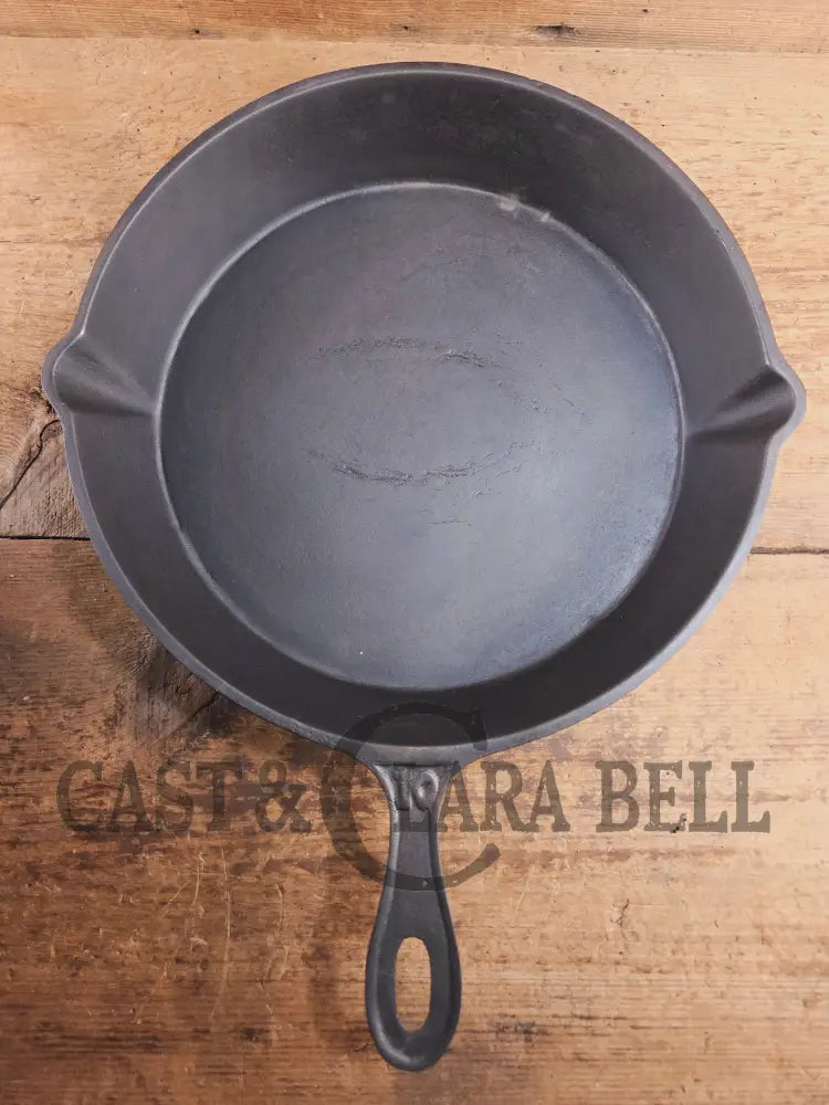 Antique elegant gate-marked unknown #10 skillet. Amazing condition Est 1880’s Era. Flat handle raised #10 Pattern