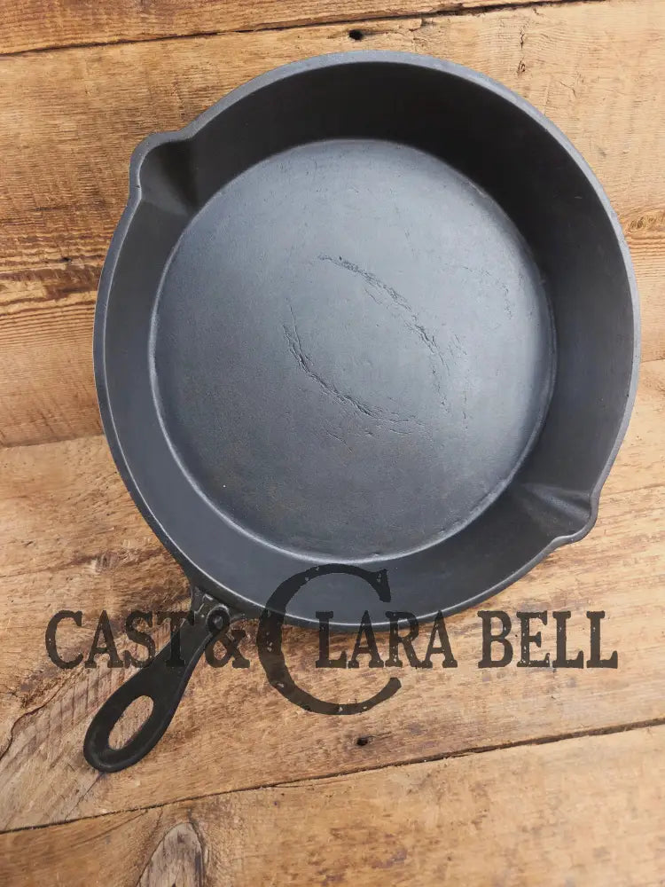 Antique elegant gate-marked unknown #10 skillet. Amazing condition Est 1880’s Era. Flat handle raised #10 Pattern